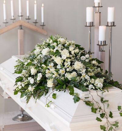 Kistedekorasjon i hvitt og grønt 150 cm Kistedekorasjon i hvitt og grønt 150 cm